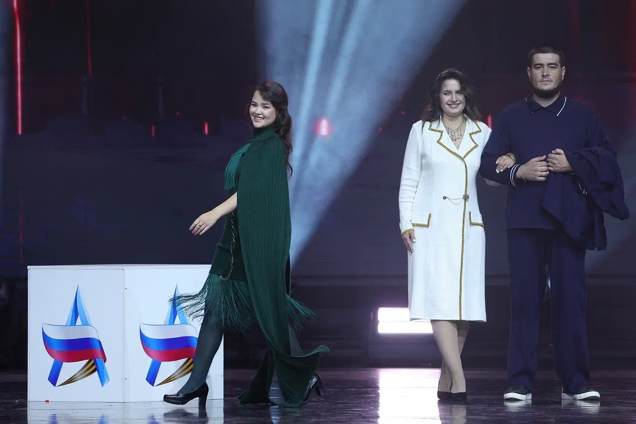 Участники инклюзивного показа на сцене